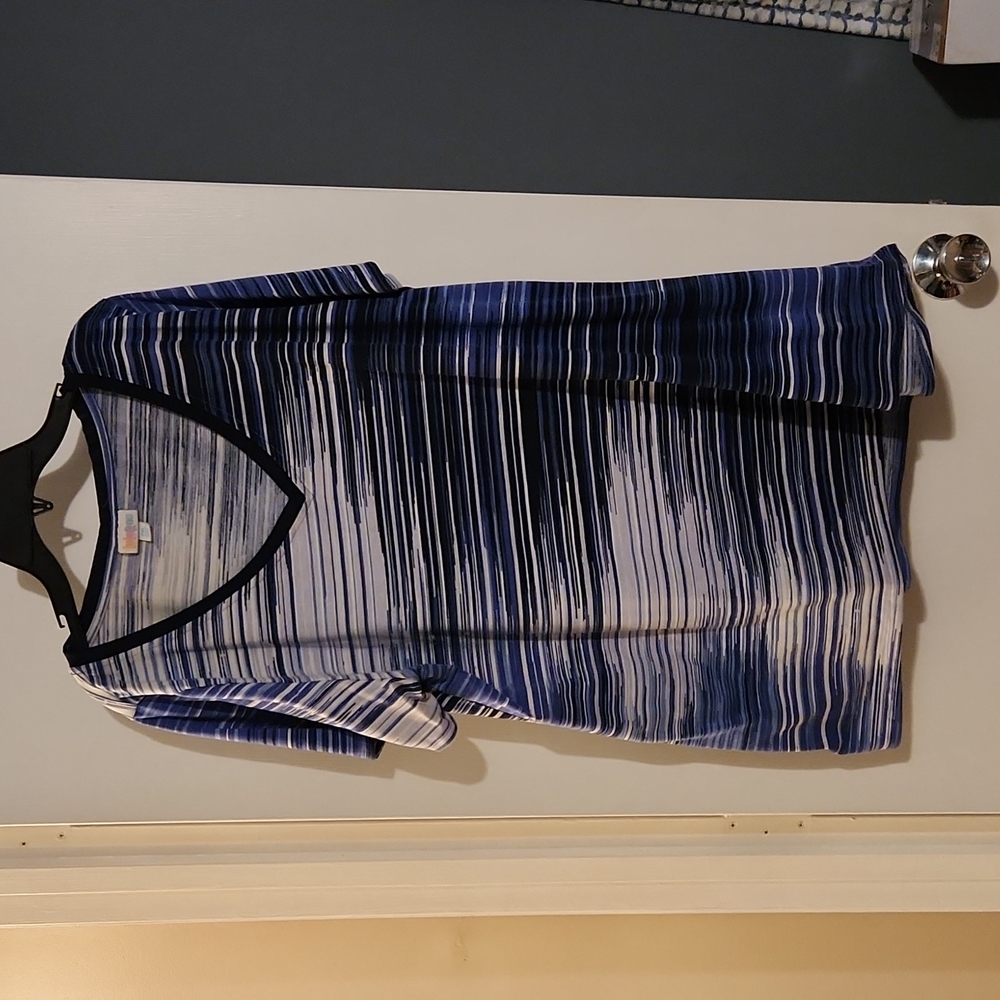 V neck shirt sleeve shirt